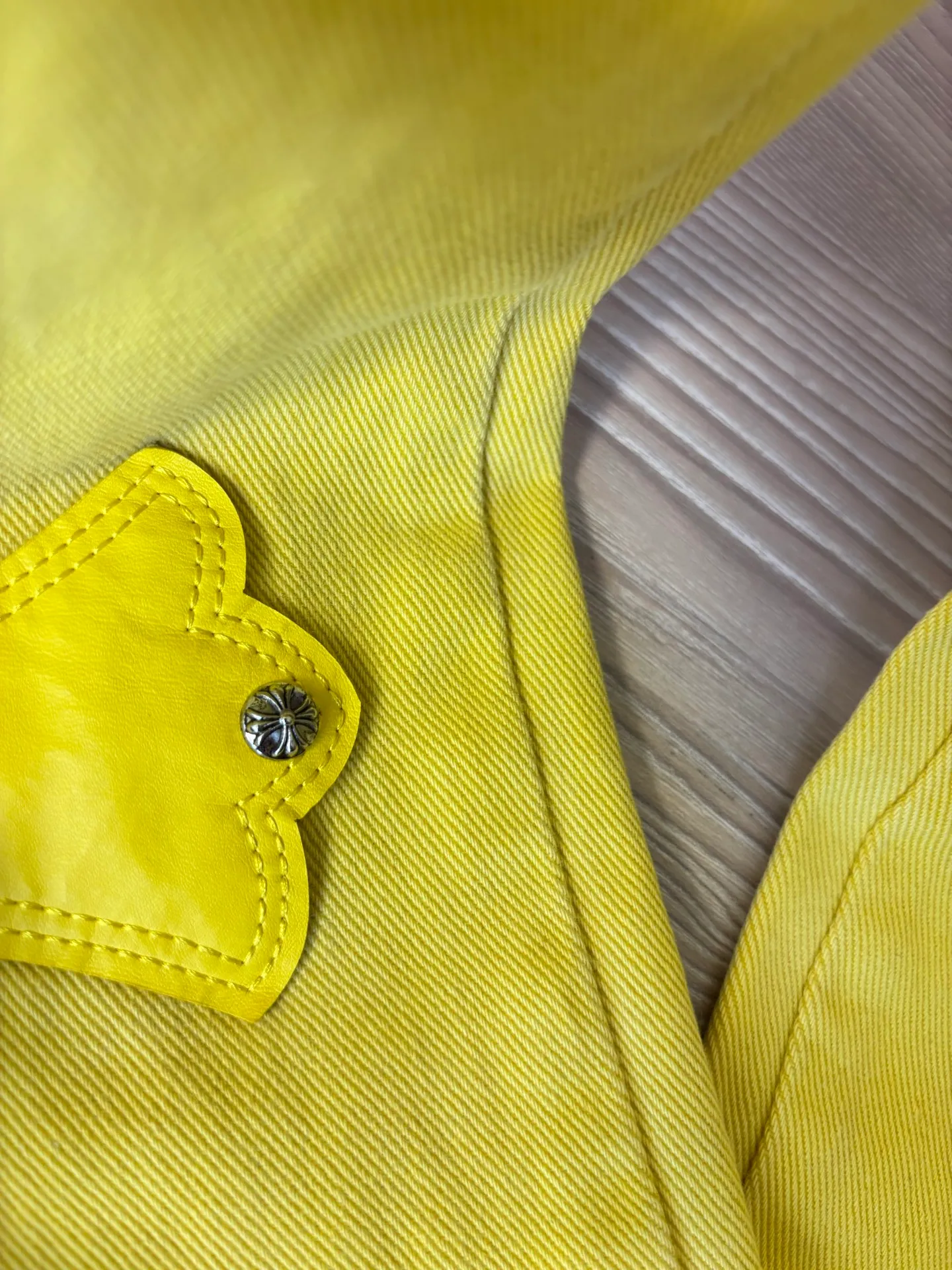 P280 model number: DC 55# Chrome hearts CH Fan Chengcheng's same New York limited large leather label dopamine yellow jeans Special Italian cowhide printed and cut Customized sheepskin three-layer thick line leather The whole body is spliced in heavy water washing process Craftsmen hand-splashed ink You can see the details Three-dimensional cutting version Loose and comfortable without being too picky about the figure Makes you taller and thinner Factory Seiko Original factory quality control Same style for men and women Can be matched with couples Versatile recommendation Essential jeans for all seasons Color: lemon yellow Size: s m l xl (Picture 9️⃣Size chart)